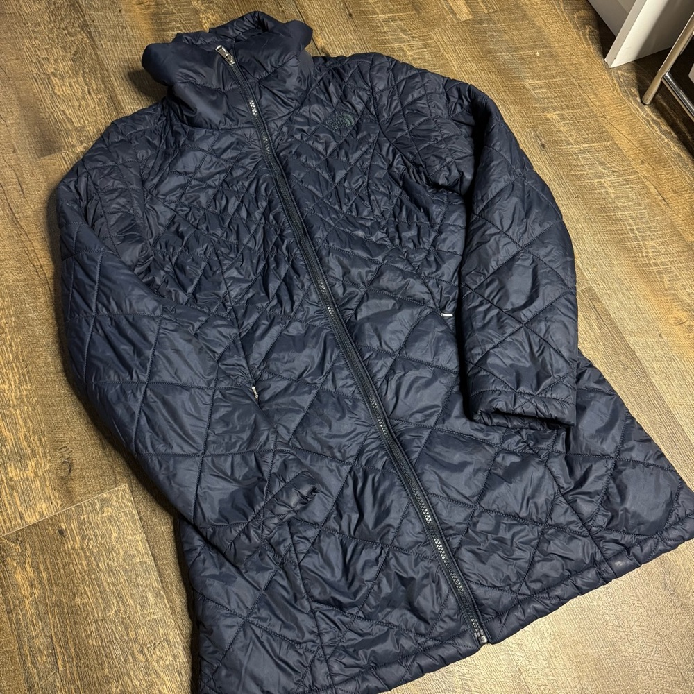 The North Face women’s navy blue puffy jacket